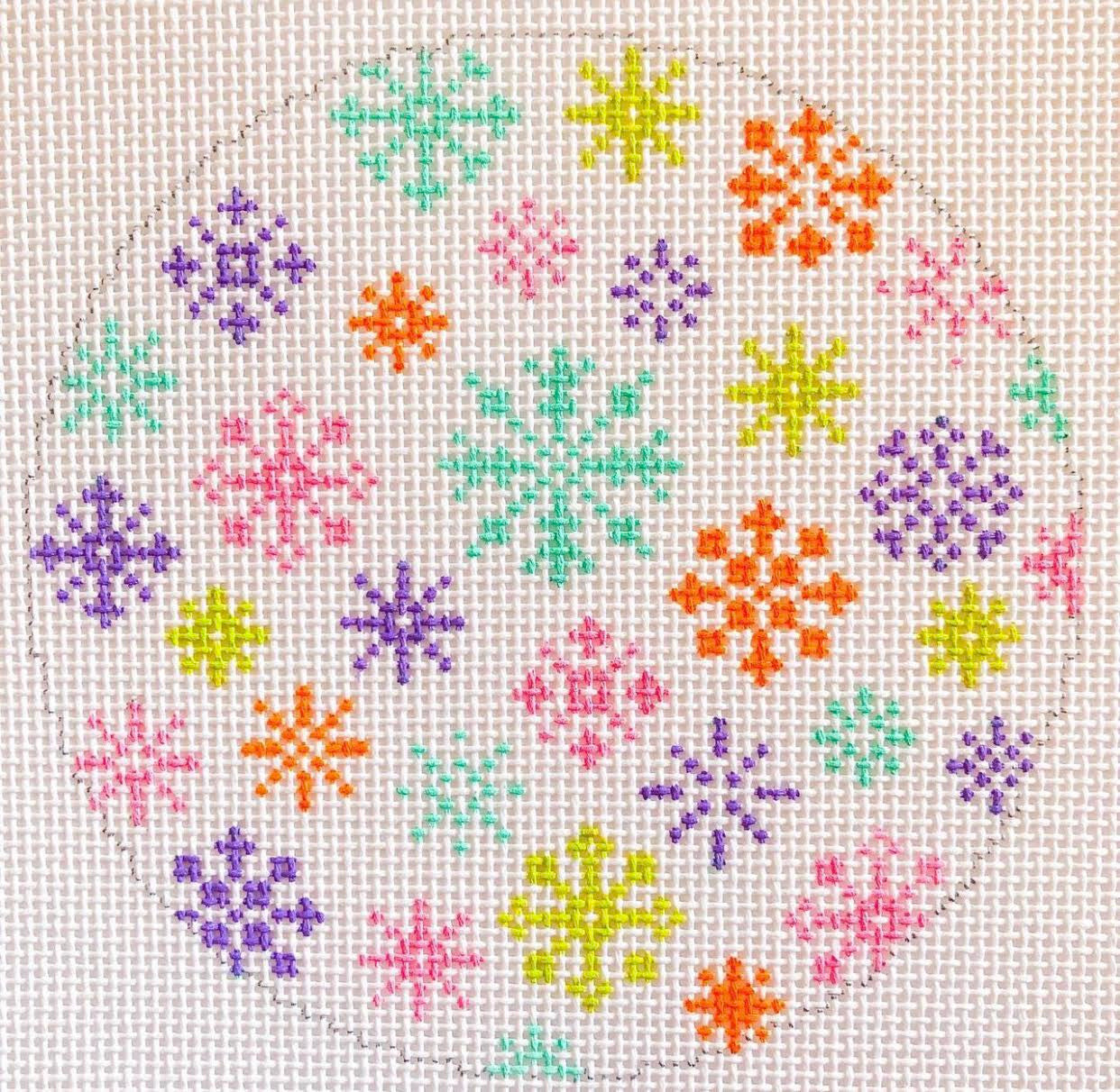 Stitch Rock Designs SRD-83W Scattered Snowflakes on White